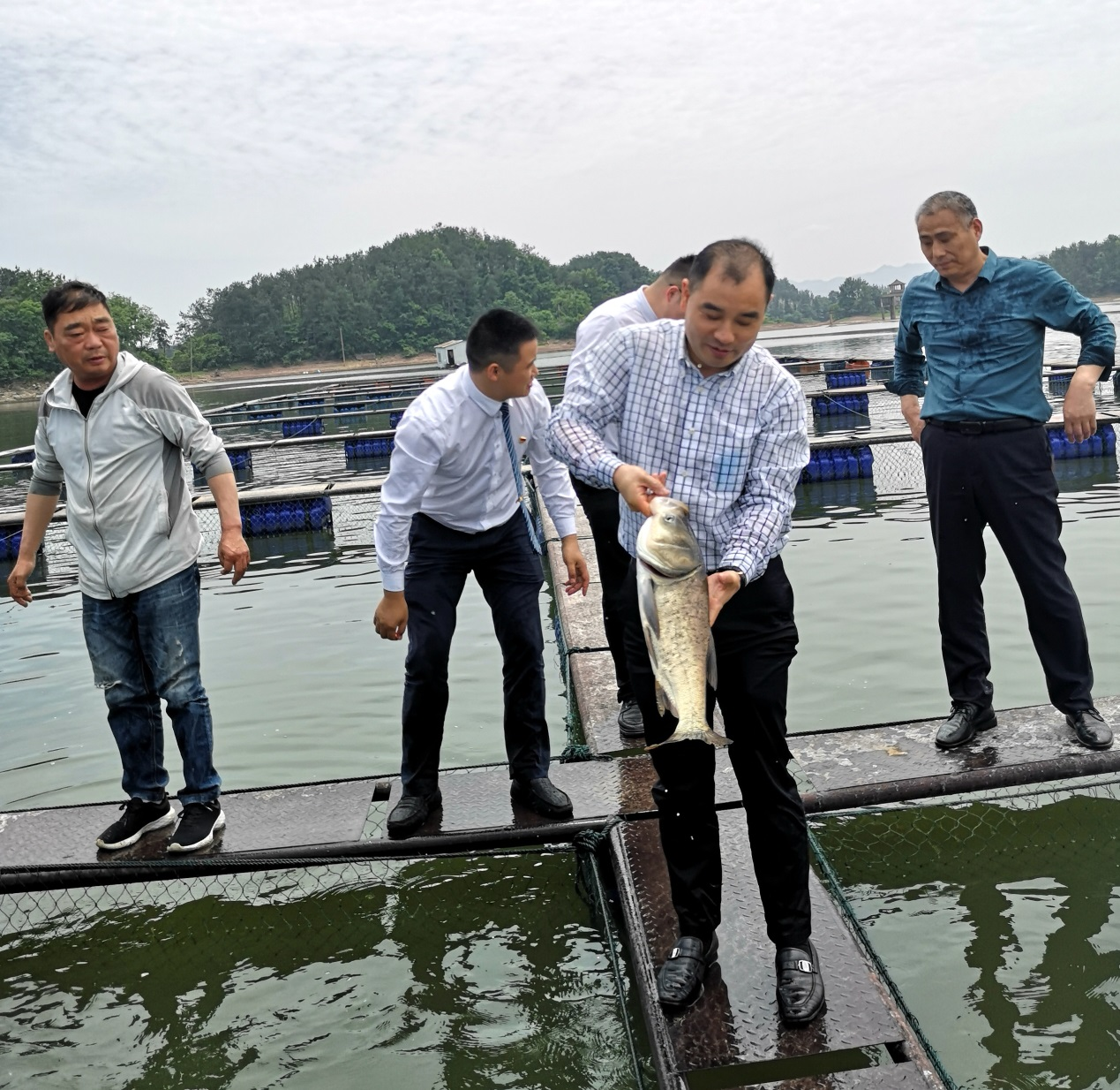 岸香国际控股集团莅临z6尊龙凯时考察指导